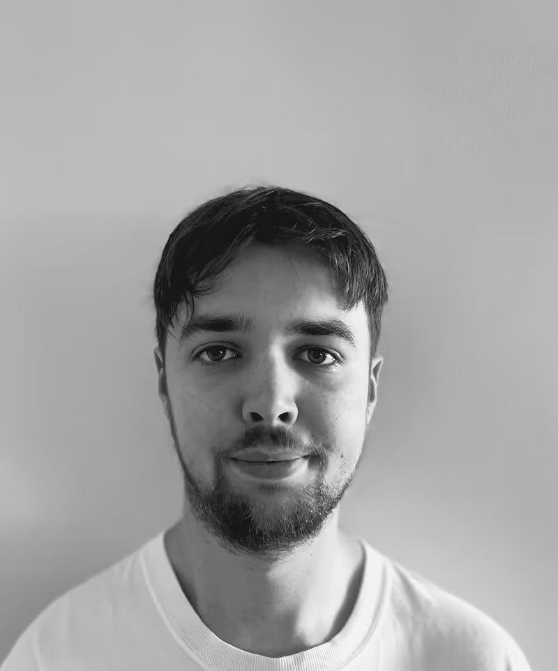 Portrait de Pierre Barbé, développeur web freelance basé à Montréal spécialisé en performance web et automatisation.